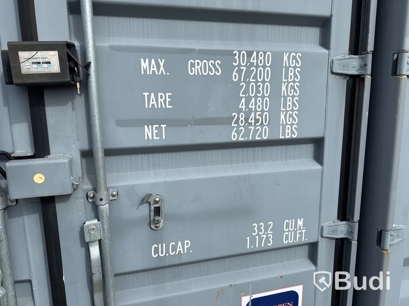 20-fots container, isolerad med innehåll.