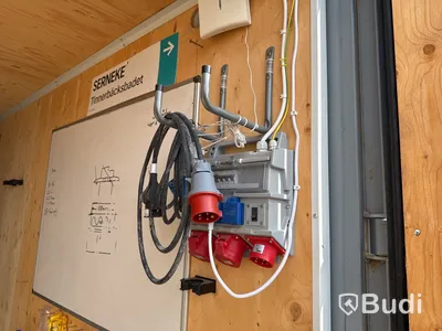 20-fots container, isolerad med innehåll.