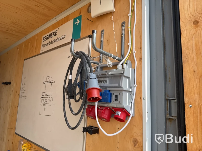 20-fots container, isolerad med innehåll.