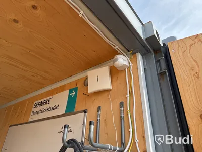 20-fots container, isolerad med innehåll.