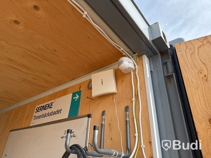 20-fots container, isolerad med innehåll.