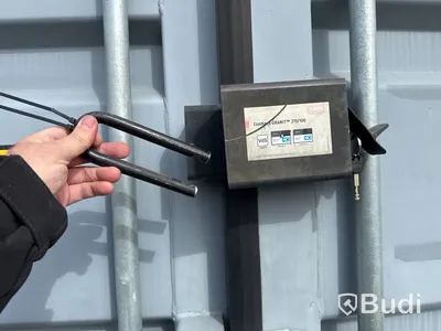 20-fots container, isolerad med innehåll.