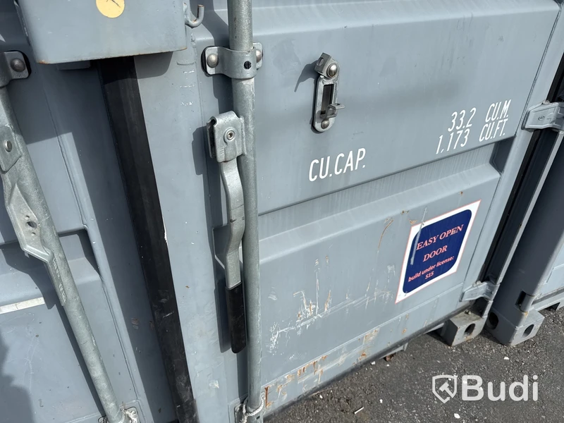 20-fots container, isolerad med innehåll.