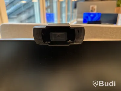 Kontorsplats med datorskärmar m.m.