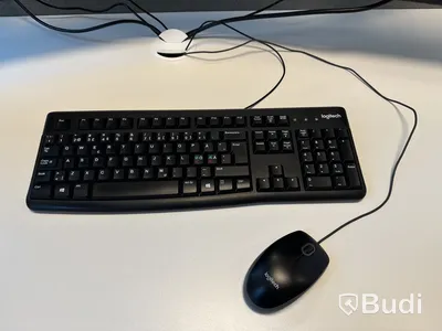 Kontorsplats med datorskärmar m.m.