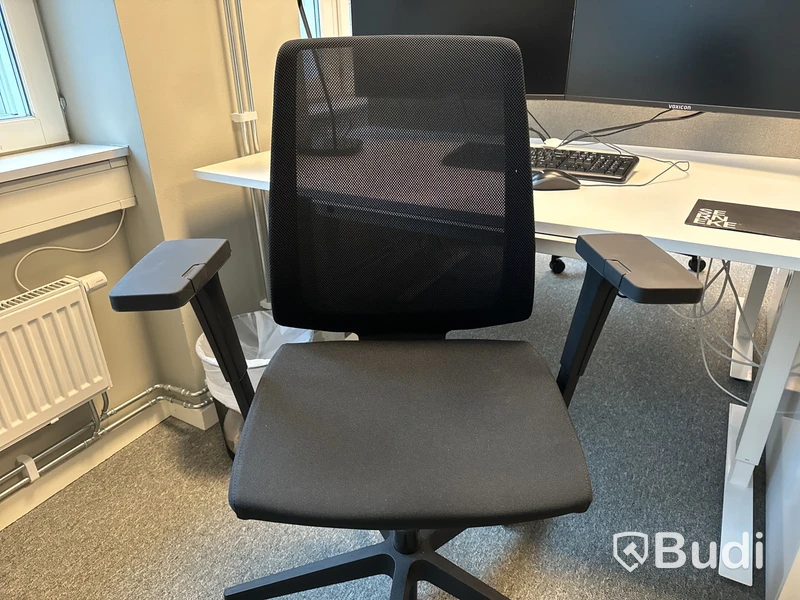 Kontorsplats med datorskärmar m.m.