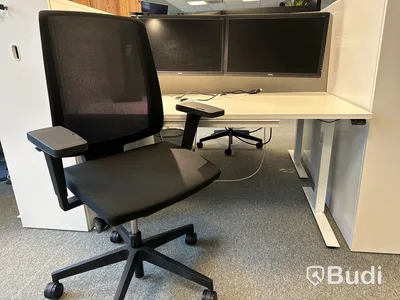 Kontorsmöbler med datorskärmar