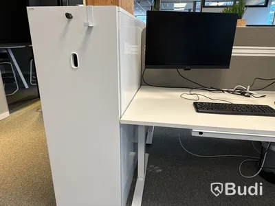 Kontorsplats med datorskärmar