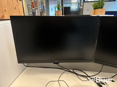 Kontorsplats med datorskärmar
