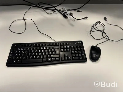 Kontorsplats med datorskärmar