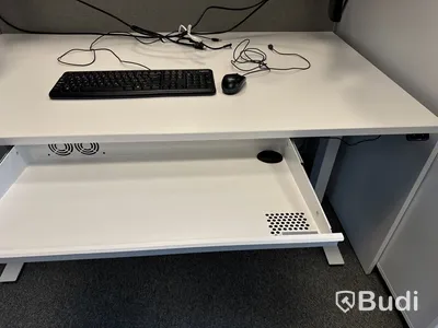 Kontorsplats med datorskärmar