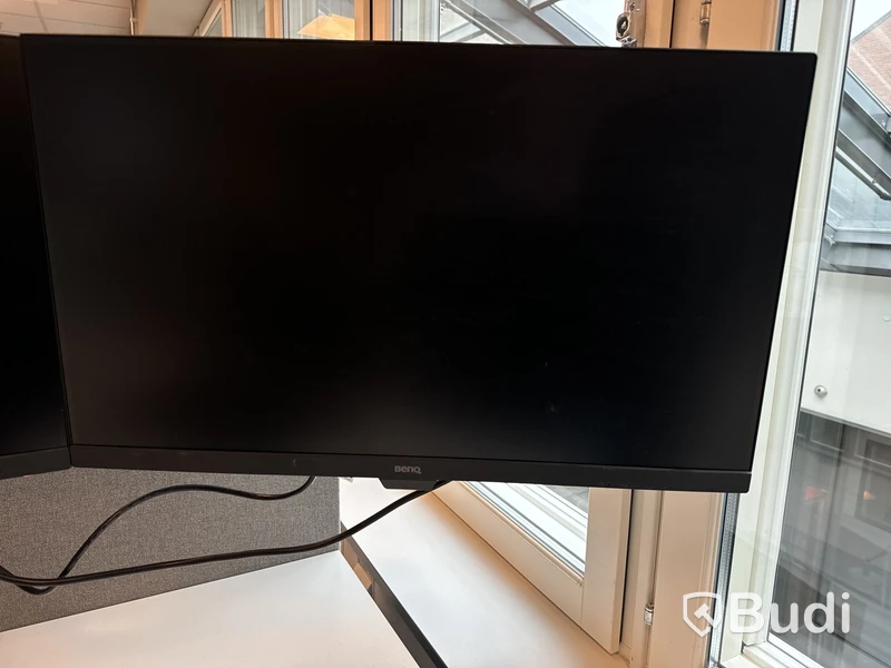 Kontorsmöbler 3st datorskärmar m.m.