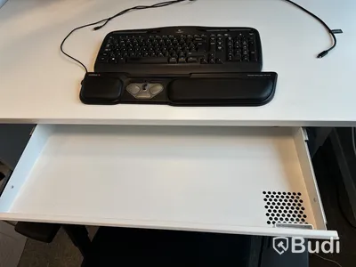 Kontorsmöbler 3st datorskärmar m.m.