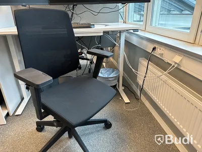 Kontorsmöbler 3st datorskärmar m.m.