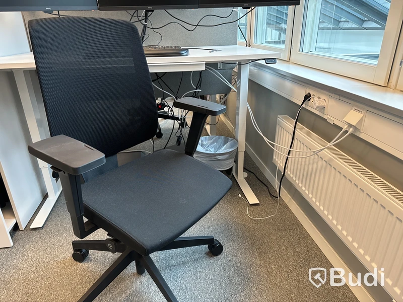 Kontorsmöbler 3st datorskärmar m.m.