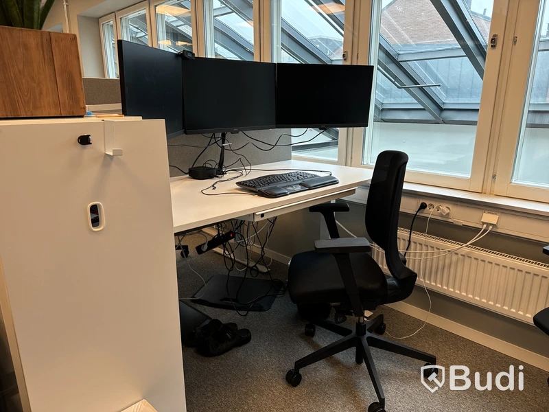Kontorsmöbler 3st datorskärmar m.m.