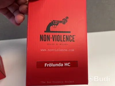 2 st konstverk, Non Violence, Carl Fredrik Reuterswärd, Frölunda
