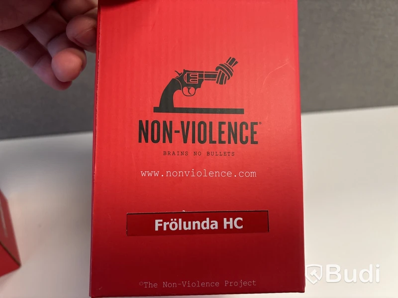 2 st konstverk, Non Violence, Carl Fredrik Reuterswärd, Frölunda