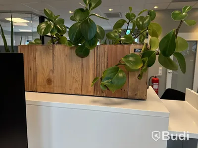 Kontorsmöbler med 3st datorskärmar m.m.