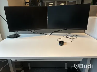 Kontorsmöbler med 3st datorskärmar m.m.