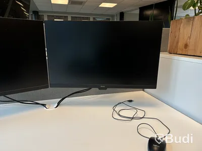 Kontorsmöbler med 3st datorskärmar m.m.