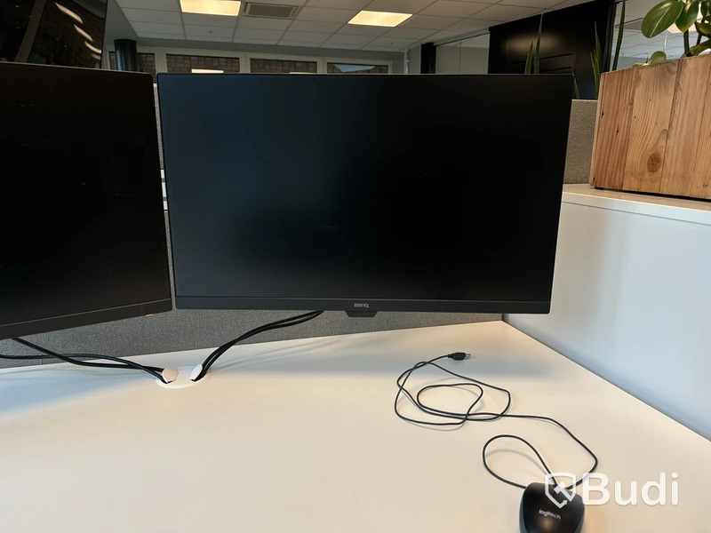 Kontorsmöbler med 3st datorskärmar m.m.
