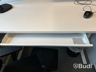 Kontorsmöbler med 3st datorskärmar m.m.