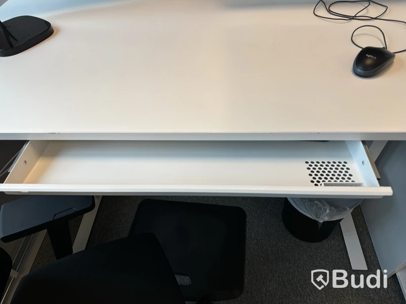 Kontorsmöbler med 3st datorskärmar m.m.