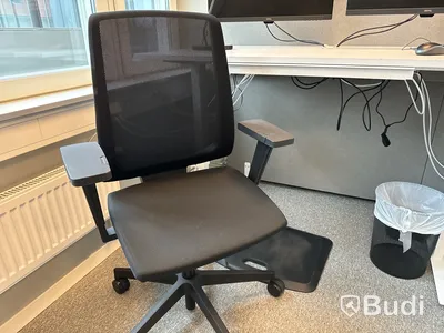 Kontorsmöbler med 3st datorskärmar m.m.