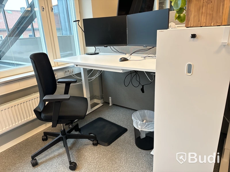 Kontorsmöbler med 3st datorskärmar m.m.