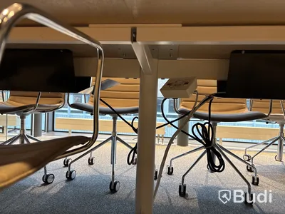 Konferensrum med storbildsskärm