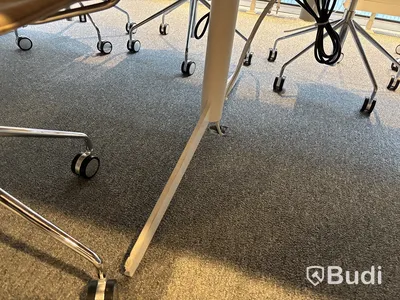 Konferensrum med storbildsskärm