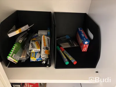 Skåp med förbrukningsmaterial & dokumentförstörare