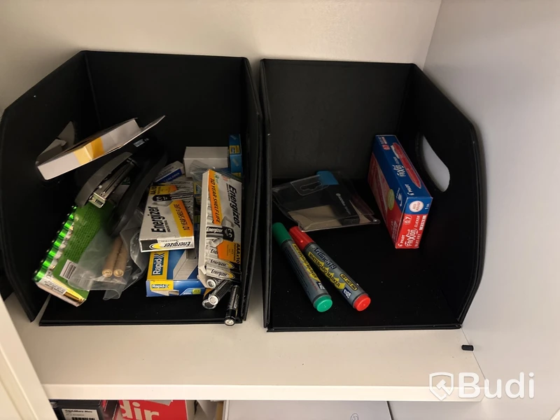 Skåp med förbrukningsmaterial & dokumentförstörare
