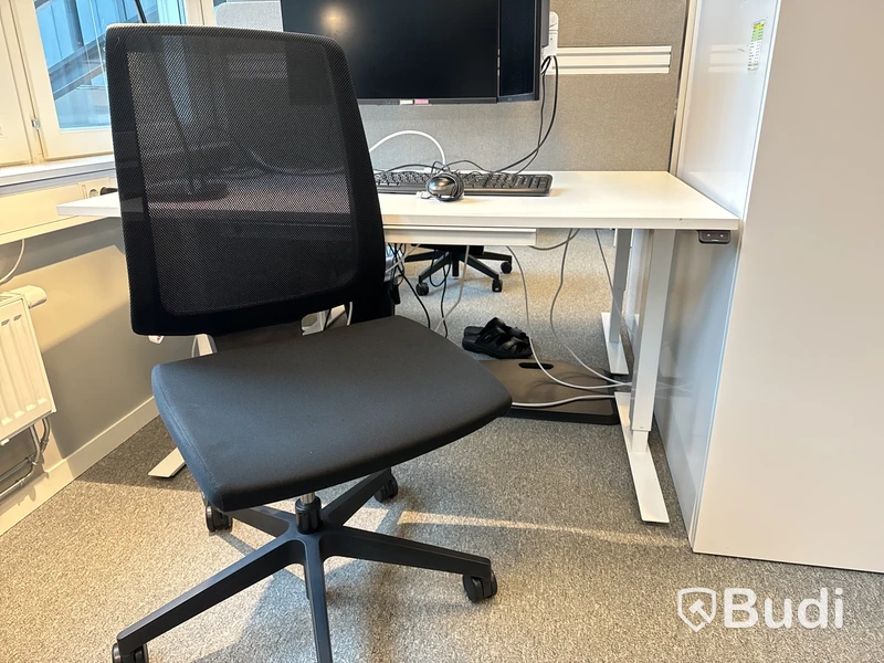 Kontorplats med 2st Voxicon datorskärmar m.m.