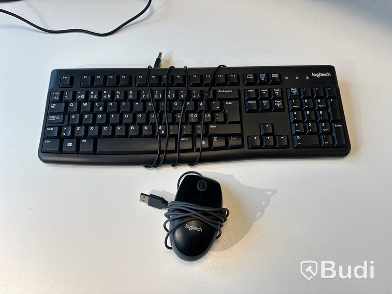 Kontorplats med 2st Voxicon datorskärmar m.m.