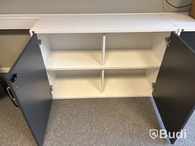 Kontorsplats med datorskärmar m.m.