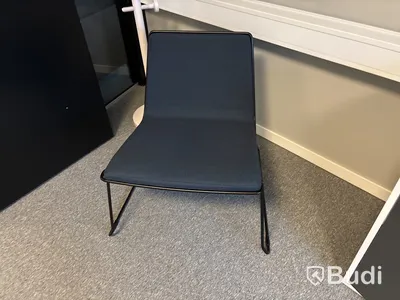 Kontorsplats med datorskärmar m.m.