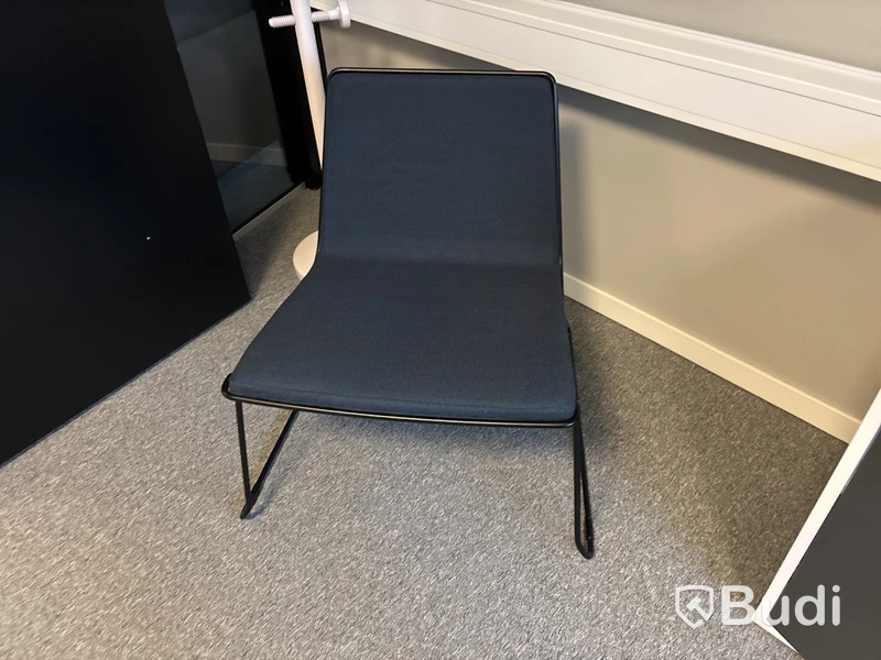 Kontorsplats med datorskärmar m.m.