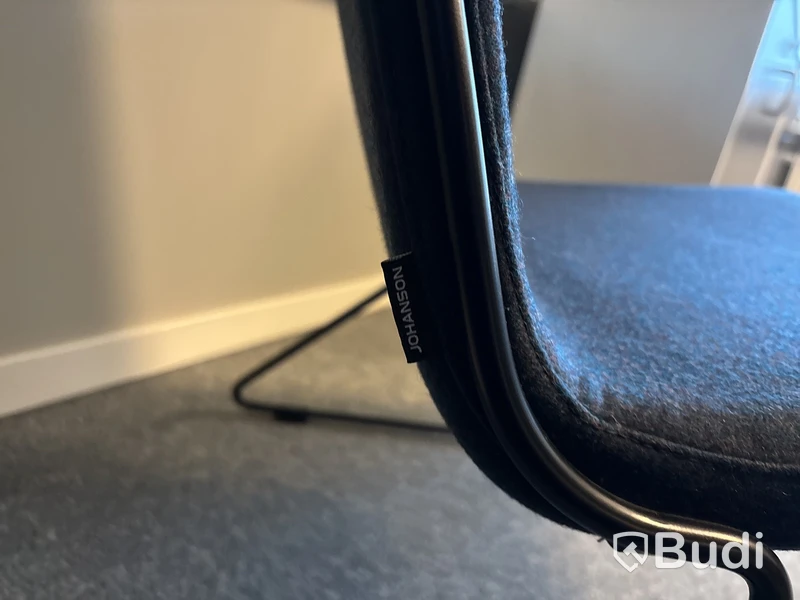 Kontorsplats med datorskärmar m.m.
