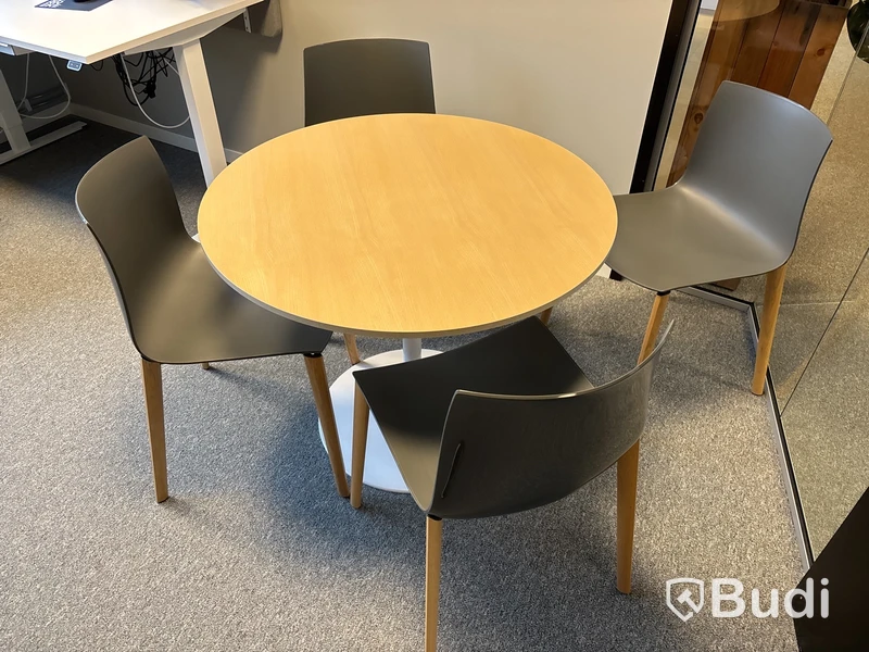 Kontorsplats med datorskärmar m.m.
