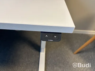 Kontorsplats med datorskärmar m.m.