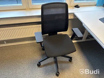 Kontorsplats med datorskärmar m.m.