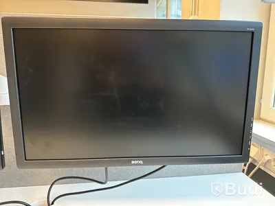 Kontorsmöbler med datorskärmar m.m.