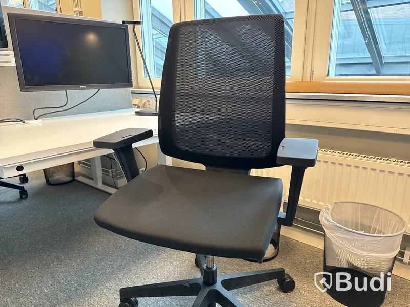 Kontorsmöbler med datorskärmar m.m.