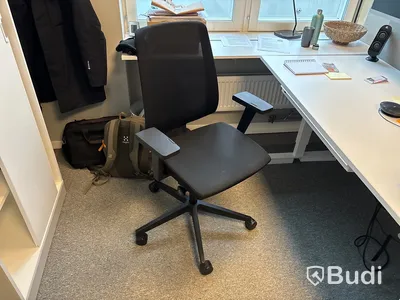 Kontorsplats med datorskärmar