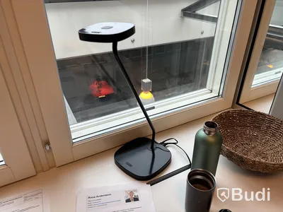 Kontorsplats med datorskärmar