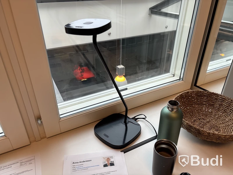 Kontorsplats med datorskärmar