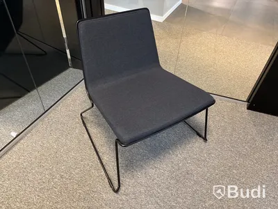 Kontorsplats med datorskärmar