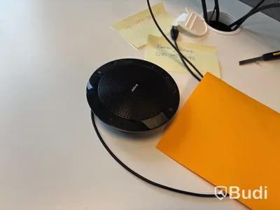Kontorsplats med datorskärmar